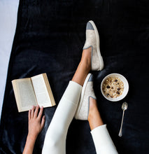 Load image into Gallery viewer, AW Slipper Inky Blue Femme ANGARDE laine winter cocooning bleu gris casual chic
