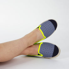Load image into Gallery viewer, Collab Slip-On Navy Azulejos GILI&#39;S Enfant ANGARDE coton sunrise summer bleu et jaune confort