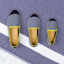 Load image into Gallery viewer, Collab Slip-On Navy Azulejos GILI&#39;S Homme ANGARDE coton summer sunrise bleu marine matching parents enfants