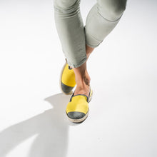 Load image into Gallery viewer,  Classic Slip-On Lemon Femme ANGARDE coton summer sunrise jaune citron casual chic