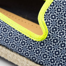 Load image into Gallery viewer, Collab Slip-On Navy Azulejos GILI&#39;S femme ANGARDE coton summer sunrise imprimé gili&#39;s bleu et jaune fluo mocassin