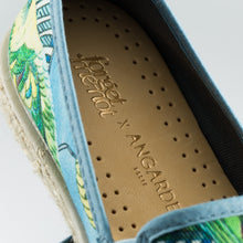 Load image into Gallery viewer, Collab Slip-On Perroquet FORGET ME NOT Enfant ANGARDE coton imprimé bleu vert d&#39;eau jaune vue biaisCollab Slip-On Perroquet FORGET ME NOT Enfant ANGARDE coton imprimé bleu vert d&#39;eau jaune semelle intérieure cuir