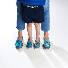 Load image into Gallery viewer, Collab Slip-On Perroquet FORGET ME NOT Enfant ANGARDE coton imprimé bleu vert d&#39;eau jaune parents enfants