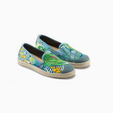 Load image into Gallery viewer, Collab Slip-On Perroquet FORGET ME NOT Enfant ANGARDE coton imprimé bleu vert d&#39;eau jaune vue biais