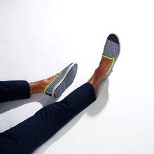 Load image into Gallery viewer, Collab Slip-On Winwood GILI&#39;S Homme ANGARDE coton summer sunrise bleu marine et jaune fluo casual chic
