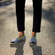Load image into Gallery viewer, Collab Slip-On Winwood GILI&#39;S Homme ANGARDE coton summer sunrise bleu marine et jaune fluo confortable